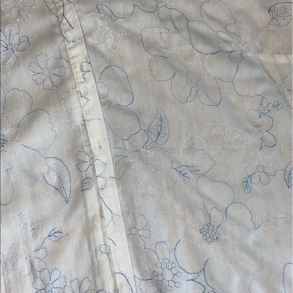 Dress Barn White Blue Floral Stitched Button Up Top sz XL - Picture 2 of 4